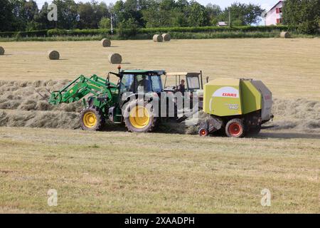 Limousin, France. 5 juin 2024. Fenaison en Limousin. Après les longues pluies printanières, il est temps de récolter le foin dans le sud-ouest de la France. Ce foin récolté par les éleveurs Limousin sera utilisé durant l’hiver pour nourrir les vaches bovines Limousin. Agriculture, agriculteurs, éleveurs de bétail, élevage de bétail, travail agricole, nourriture. Limousin, Nouvelle Aquitaine, France. Europe. Crédit : photo de Hugo Martin/Alamy Live News. Banque D'Images