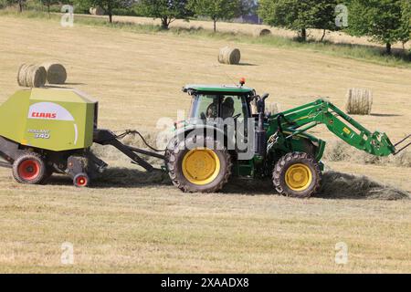 Limousin, France. 5 juin 2024. Fenaison en Limousin. Après les longues pluies printanières, il est temps de récolter le foin dans le sud-ouest de la France. Ce foin récolté par les éleveurs Limousin sera utilisé durant l’hiver pour nourrir les vaches bovines Limousin. Agriculture, agriculteurs, éleveurs de bétail, élevage de bétail, travail agricole, nourriture. Limousin, Nouvelle Aquitaine, France. Europe. Crédit : photo de Hugo Martin/Alamy Live News. Banque D'Images