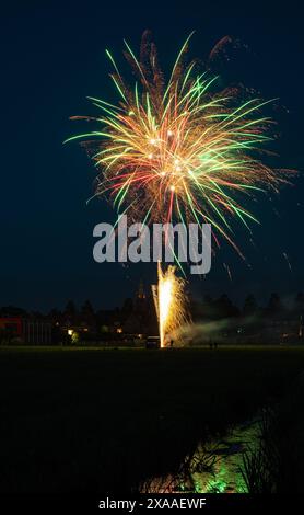 Les gens ont déclenché des feux d'artifice ornementaux colorés lors d'une occasion festive. Banque D'Images