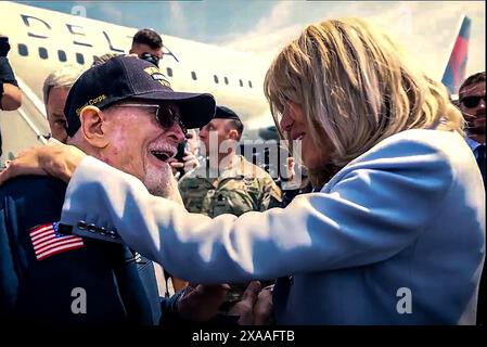 Paris, France. 05 juin 2024. Brigitte Macron, épouse du Président de la République française, accueille les vétérans à leur arrivée à l'aéroport de Deauville-Normandie, à Saint-Gatien-des-bois, dans le nord-ouest de la France, le 3 juin 2024, avant les commémorations du jour J marquant le 80e anniversaire du débarquement allié de la seconde Guerre mondiale en Normandie. Crédit : UPI/Alamy Live News Banque D'Images