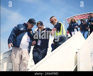 Paris, France. 05 juin 2024. Brigitte Macron, épouse du Président de la République française, accueille les vétérans à leur arrivée à l'aéroport de Deauville-Normandie, à Saint-Gatien-des-bois, dans le nord-ouest de la France, le 3 juin 2024, avant les commémorations du jour J marquant le 80e anniversaire du débarquement allié de la seconde Guerre mondiale en Normandie. Crédit : UPI/Alamy Live News Banque D'Images