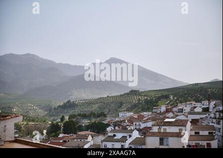 Vue sur le beau quartier médiéval du village espagnol, Quesada dans la région de Jaen, Andalousie, Espagne dans les montagnes. Maisons blanches avec tuiles rouges dessus Banque D'Images