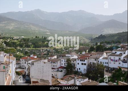 Vue sur le beau quartier médiéval du village espagnol, Quesada dans la région de Jaen, Andalousie, Espagne dans les montagnes. Maisons blanches avec tuiles rouges dessus Banque D'Images