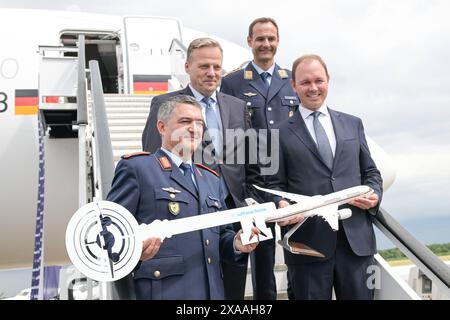 Berlin, Deutschland 05. Juni 2024 : internationale Luft- und Raumfahrtausstellung ILA 2024 Im Bild : v.Li. : Brigadegeneral Frank Gräfe, Sören Stark, Chief Executive Officer der Lufthansa Technik AG, Verteidigungsstaatssekretär Nils Hilmer *** Berlin, Allemagne 05 juin 2024 International Air and Space Exhibition ILA 2024 Pictured from left Copyright : xFotostandx/xReuhlx Banque D'Images