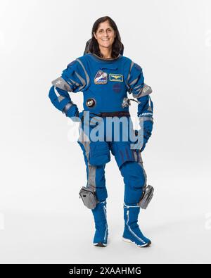 5 juin 2024 - Houston, Texas, USA - DOSSIER : 2023 : SUNI WILLIAMS sera le pilote pour le test en vol. Williams a passé 322 jours dans l'espace à travers deux missions : l'expédition 14/15 de 2006 à 2007, et l'expédition 32/33 en 2012. Le natif du Massachusetts a également effectué sept sorties dans l'espace, totalisant 50 heures et 40 minutes. Avant de commencer sa carrière à la NASA en 1998, Williams a obtenu son baccalauréat en sciences physiques à l'Académie navale américaine d'Annapolis, Maryland, avant d'obtenir sa maîtrise en gestion de l'ingénierie au Florida Institute of Technology de Melbourne. Au total Banque D'Images