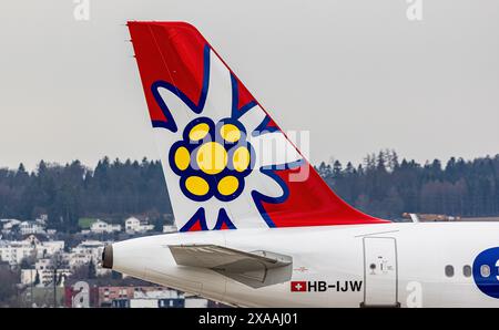 Empennage d'un Airbus A320-214 d'Edelweiss Air à l'aéroport de Zurich. Enregistrement HB-IJW. (Zurich, Suisse, 11.03.2024) Banque D'Images