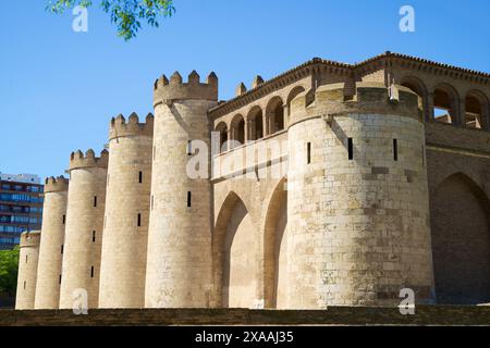 Palais du château d'Aljaferia et jardins, siège du gouvernement régional d'Aragon, à Saragosse, Aragon en Espagne Banque D'Images