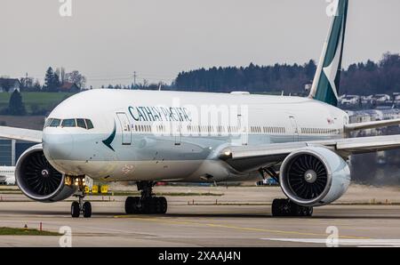 Un Boeing 777-367(er) Cathay Pacific jusqu'à la piste de l'aéroport de Zurich. Enregistrement B-KPV. (Zurich, Suisse, 11.03.2024) Banque D'Images