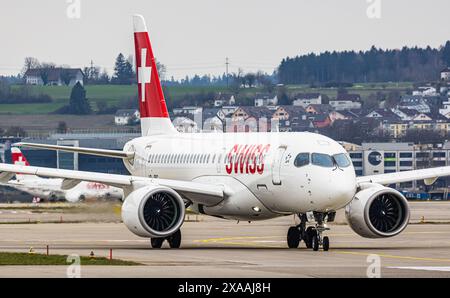 Un Airbus A220-100 de Swiss International Airlines se rend en taxi jusqu'à la piste de l'aéroport de Zurich. Enregistrement HB-JBC. (Zurich, Suisse, 11.03.2024) Banque D'Images