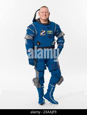 5 juin 2024 - Houston, Texas, USA - DOSSIER : 2023 : BUTCH WILMORE sera le commandant de la mission. Vétéran de deux vols spatiaux, Wilmore a 178 jours dans l'espace sous sa ceinture. En 2009, il a servi comme pilote à bord de la navette spatiale Atlantis pour le STS-129. De plus, Wilmore sert comme ingénieur de vol pour l'expédition 41 jusqu'en novembre 2014, date à laquelle il prend le commandement de la station à l'arrivée de l'équipage de l'expédition 42. Il revint sur Terre en mars suivant. Avant d'être sélectionné par la NASA en 2000, le père de deux enfants a obtenu son baccalauréat et sa maîtrise en génie électrique Banque D'Images