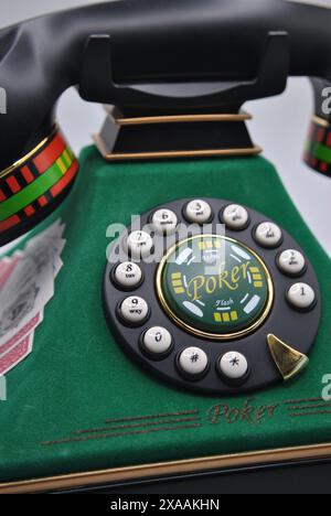 Gros plan sur le bouton à puce de poker vert d'un téléphone à cadran rotatif Banque D'Images