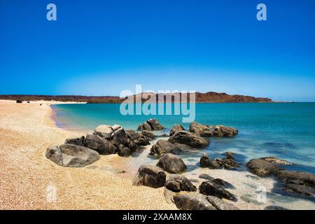 Plage et rochers à Hearson Cove, Burrup Peninsula, Karratha, Australie occidentale. Eaux cristallines de l'océan Indien. Banque D'Images