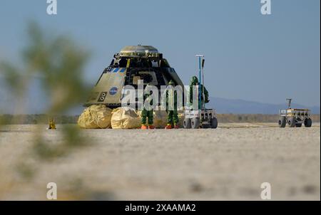 Las Cruces, Nouveau-Mexique, États-Unis. 25 mai 2022. Les équipes Hazmat de Boeing travaillent autour du vaisseau spatial CST-100 Starliner de Boeing après son atterrissage au port spatial de White Sands missile Range, le mercredi 25 mai 2022, au Nouveau-Mexique. L'Orbital Flight test-2 (OFT-2) de Boeing est le deuxième essai en vol sans équipage de Starliner à destination de la Station spatiale internationale dans le cadre du commercial Crew Program de la NASA. OFT-2 sert de test de bout en bout des capacités du système. (Crédit image : © Bill Ingalls/NASA/ZUMA Press Wire) USAGE ÉDITORIAL SEULEMENT! Non destiné à UN USAGE commercial ! Banque D'Images