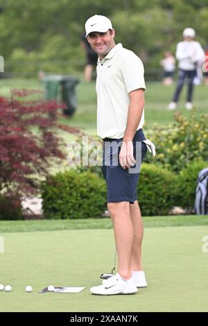 Dublin, Ohio, États-Unis. 5 juin 2024. Scottie Scheffler (USA) sur le putting green pendant le Golden Bear Pro Am au Memorial Tournament à Dublin, Ohio. Brent Clark/Cal Sport Media/Alamy Live News Banque D'Images