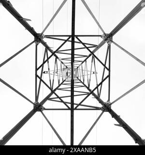 vue en angle bas d'un poteau électrique Banque D'Images