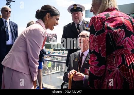 RETRANSMISSION AJOUT DU NOM L'épouse du premier ministre Rishi Sunak, Akshata Murty, rencontre le vétéran du jour J Keith Whiting, 98 ans, après l'événement commémoratif national du Royaume-Uni pour le 80e anniversaire du jour J, organisé par le ministère de la Défense sur Southsea Common à Portsmouth, Hampshire. Date de la photo : mercredi 5 juin 2024. Banque D'Images