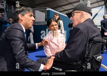 Le premier ministre Rishi Sunak et son épouse Akshata Murty rencontrent Roy Haywood, vétéran du jour J, après l'événement commémoratif national du Royaume-Uni pour le 80e anniversaire du jour J, organisé par le ministère de la Défense sur Southsea Common à Portsmouth, Hampshire. Date de la photo : mercredi 5 juin 2024. Banque D'Images