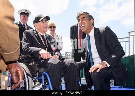 RETRANSMISSION AJOUT DU NOM le premier ministre Rishi Sunak rencontre le vétéran du jour J Roy Haywood après l'événement commémoratif national du Royaume-Uni pour le 80e anniversaire du jour J, organisé par le ministère de la Défense sur Southsea Common à Portsmouth, Hampshire. Date de la photo : mercredi 5 juin 2024. Banque D'Images