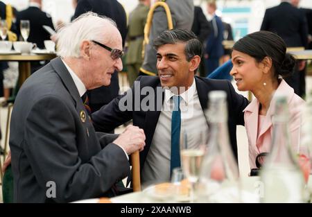 Le premier ministre Rishi Sunak (au centre) et Akshata Murty rencontrent le vétéran du jour J Keith Whiting, 98 ans, lors d'un déjeuner pour vétérans et VIP à la suite de l'événement commémoratif national du Royaume-Uni pour le 80e anniversaire du jour J sur Southsea Common à Portsmouth, Hampshire. Date de la photo : mercredi 5 juin 2024. Banque D'Images