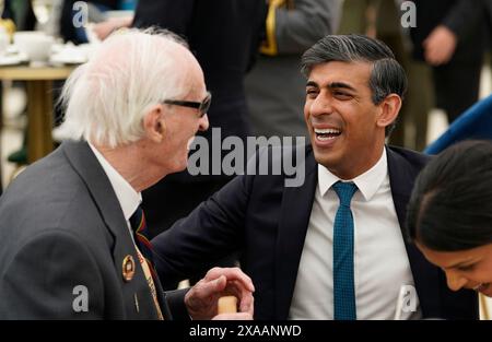 RETRANSMISSION AJOUT DU NOM le premier ministre Rishi Sunak rencontre le vétéran du jour J Keith Whiting, 98 ans, lors d'un déjeuner pour vétérans et VIP à la suite de l'événement commémoratif national du Royaume-Uni pour le 80e anniversaire du jour J sur Southsea Common à Portsmouth, Hampshire. Date de la photo : mercredi 5 juin 2024. Banque D'Images
