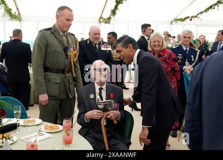 RETRANSMISSION AJOUT DU NOM le premier ministre Rishi Sunak rencontre le vétéran du jour J Keith Whiting, 98 ans, lors d'un déjeuner pour vétérans et VIP à la suite de l'événement commémoratif national du Royaume-Uni pour le 80e anniversaire du jour J sur Southsea Common à Portsmouth, Hampshire. Date de la photo : mercredi 5 juin 2024. Banque D'Images