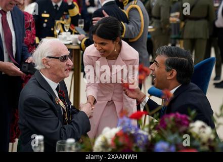 RETRANSMISSION AJOUT DU NOM le premier ministre Rishi Sunak et Akshata Murty rencontrent le vétéran du jour J Keith Whiting, 98 ans, lors d'un déjeuner à la suite de l'événement commémoratif national du Royaume-Uni pour le 80e anniversaire du jour J sur Southsea Common à Portsmouth, Hampshire. Date de la photo : mercredi 5 juin 2024. Banque D'Images