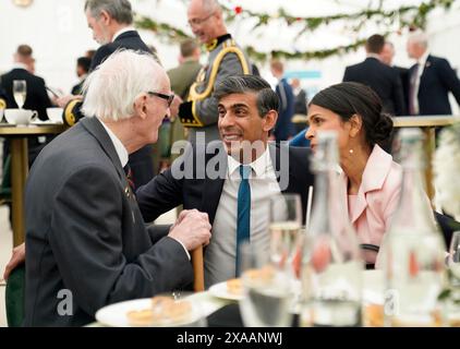 RETRANSMISSION AJOUT DU NOM le premier ministre Rishi Sunak et Akshata Murty rencontrent le vétéran du jour J Keith Whiting, 98 ans, lors d'un déjeuner à la suite de l'événement commémoratif national du Royaume-Uni pour le 80e anniversaire du jour J sur Southsea Common à Portsmouth, Hampshire. Date de la photo : mercredi 5 juin 2024. Banque D'Images