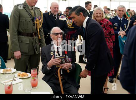 RETRANSMISSION AJOUT DU NOM le premier ministre Rishi Sunak rencontre le vétéran du jour J Keith Whiting, 98 ans, lors d'un déjeuner à la suite de l'événement commémoratif national du Royaume-Uni pour le 80e anniversaire du jour J sur Southsea Common à Portsmouth, Hampshire. Date de la photo : mercredi 5 juin 2024. Banque D'Images
