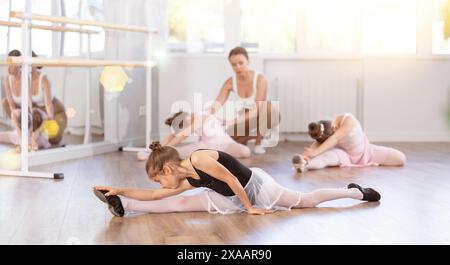 Groupe de filles faisant des splits en studio Banque D'Images