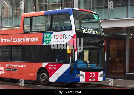 Toot bus dans les rues de Londres Banque D'Images