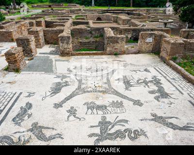 Terme dei Cisiarii - construits dans la première moitié du IIe siècle après JC, ces bains appartenaient probablement à la guilde des Cisiarii (chauffeurs de voitures) - Parc archéologique d'Ostie antica, Rome, Italie Banque D'Images