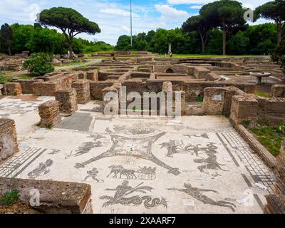 Terme dei Cisiarii - construits dans la première moitié du IIe siècle après JC, ces bains appartenaient probablement à la guilde des Cisiarii (chauffeurs de voitures) - Parc archéologique d'Ostie antica, Rome, Italie Banque D'Images