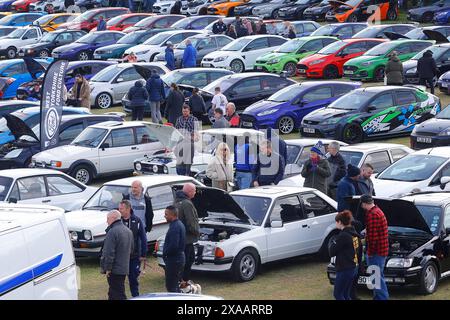 Photo aérienne de voitures Ford rassemblées au Squires Cafe Bar Ford Meet Banque D'Images