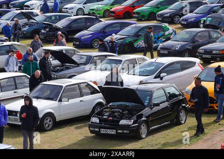 Photo aérienne de voitures Ford rassemblées au Squires Cafe Bar Ford Meet Banque D'Images