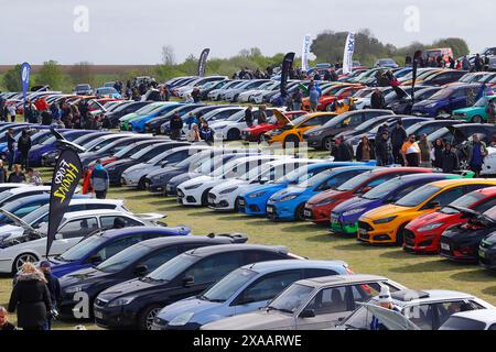 Photo aérienne de voitures Ford rassemblées au Squires Cafe Bar Ford Meet Banque D'Images