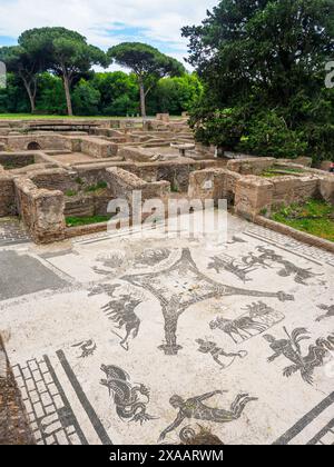 Terme dei Cisiarii - construits dans la première moitié du IIe siècle après JC, ces bains appartenaient probablement à la guilde des Cisiarii (chauffeurs de voitures). - Parc archéologique d'Ostia antica, Rome, Italie Banque D'Images