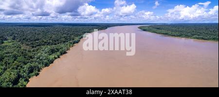 Belle vue aérienne de la forêt amazonienne, la plus grande forêt tropicale du monde. Eau de la rivière Madère et paysage d'arbres forestiers au crépuscule de l'été. Banque D'Images