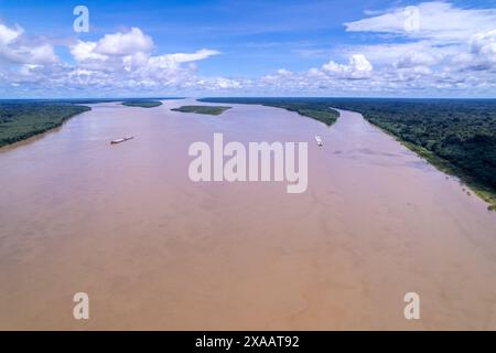 Belle vue aérienne de bateaux transportant des marchandises à travers la rivière Madère dans la forêt amazonienne, la plus grande forêt tropicale du monde. Brésil Banque D'Images