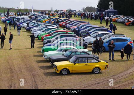 Photo aérienne de voitures Ford rassemblées au Squires Cafe Bar Ford Meet Banque D'Images