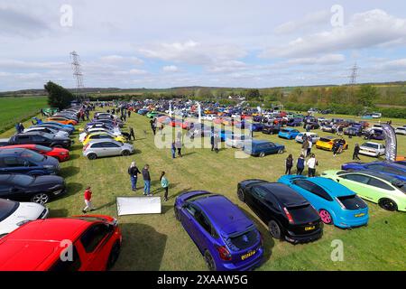 Photo aérienne de voitures Ford rassemblées au Squires Cafe Bar Ford Meet Banque D'Images