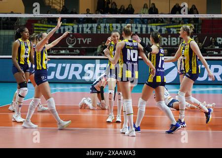 ISTANBUL, TURKIYE - 16 JANVIER 2024 : les joueurs de Fenerbahce Opet célèbrent le point lors du Grot Budowlani Lodz CEV Champions League volley match in Banque D'Images