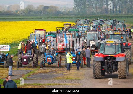 Les fermiers se rassemblent à l'ancienne RAF Wombleton, dans le North Yorkshire, pour participer à la course annuelle de tracteurs caritatifs de Beadlam au profit de Yorkshire Air Ambulance Banque D'Images