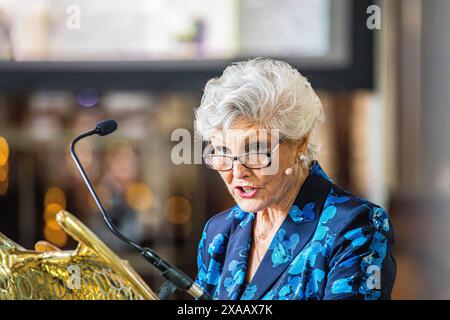 Photo de la tête et des épaules d'Angela Rippon, portant des lunettes et parlant devant un pupitre dans la cathédrale de Salisbury Banque D'Images