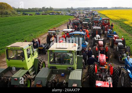 Les fermiers se rassemblent à l'ancienne RAF Wombleton, dans le North Yorkshire, pour participer à la course annuelle de tracteurs caritatifs de Beadlam au profit de Yorkshire Air Ambulance Banque D'Images