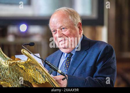 Photo de la tête et des épaules de John Sergeant parlant à un pupitre dans la cathédrale de Salisbury Banque D'Images