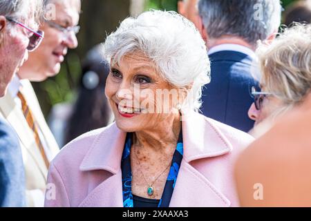 Photo de la tête et des épaules d'Angela Rippon souriant et discutant avec des membres du public Banque D'Images