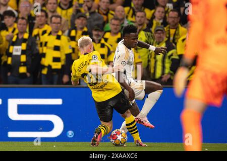 Vinicius Junior (Real Madrid) muscade habilement Julian Ryerson (Borussia Dortmund) lors de la finale de l'UEFA Champions League entre le Borussia Dortmund et le Real Madrid au stade de Wembley, Londres le samedi 1er juin 2024. (Photo : Pat Isaacs | mi News) crédit : MI News & Sport /Alamy Live News Banque D'Images