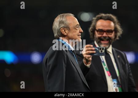 Florentino Perez regarde son côté soulever le trophée après la finale de l'UEFA Champions League entre le Borussia Dortmund et le Real Madrid au stade de Wembley à Londres le samedi 1er juin 2024. (Photo : Pat Isaacs | mi News) crédit : MI News & Sport /Alamy Live News Banque D'Images