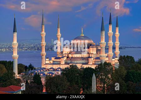 Heure bleue sur la Mosquée Sultan Ahmet (la Mosquée bleue), site du patrimoine mondial de l'UNESCO, Istanbul, Turquie, Europe Banque D'Images