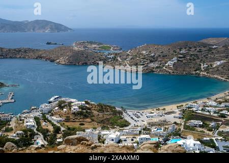 Vue panoramique sur la plage populaire de Gialos et le port pittoresque d'iOS Grèce Banque D'Images